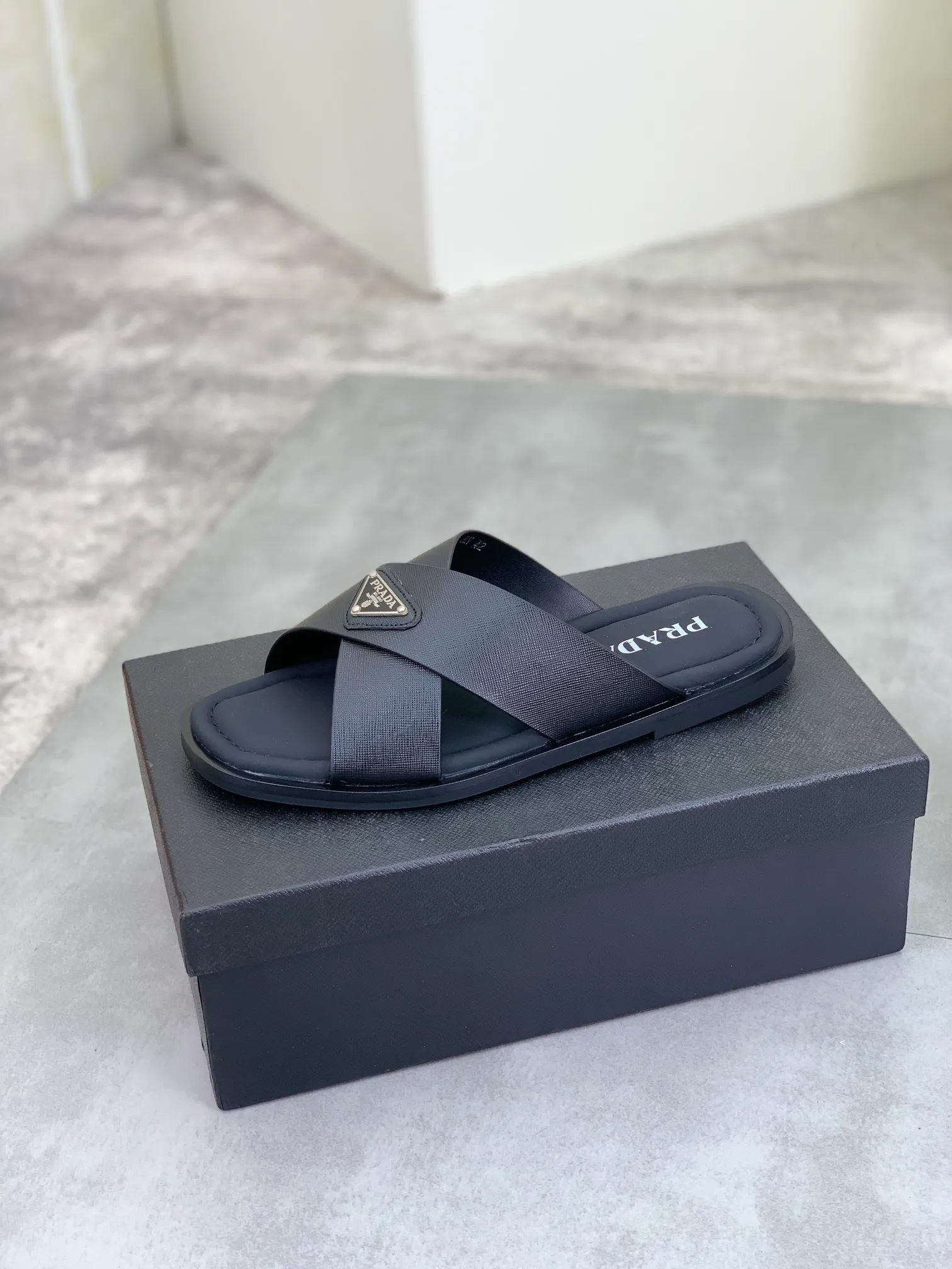 Men's shoes 💰P300💰【New style】🎁🎁🎁 PRADA Prada's new casual slippers, original official website 1:1, perfect workmanship, transmitting a kind of noble luxury, sublimating its definition of luxury in Prada's high-end extraordinary craftsmanship. Original combination outsole, code number: 38-44 (45 customized) 4️⃣colors🉑️ to choose from